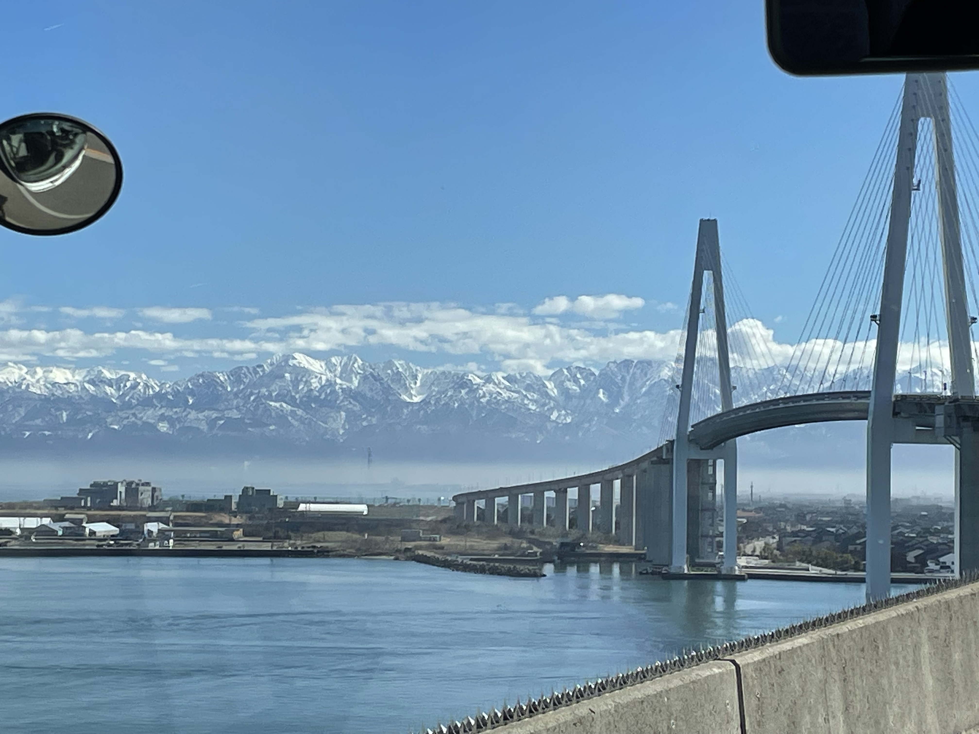 バスの車窓からー立山連峰と新湊大橋